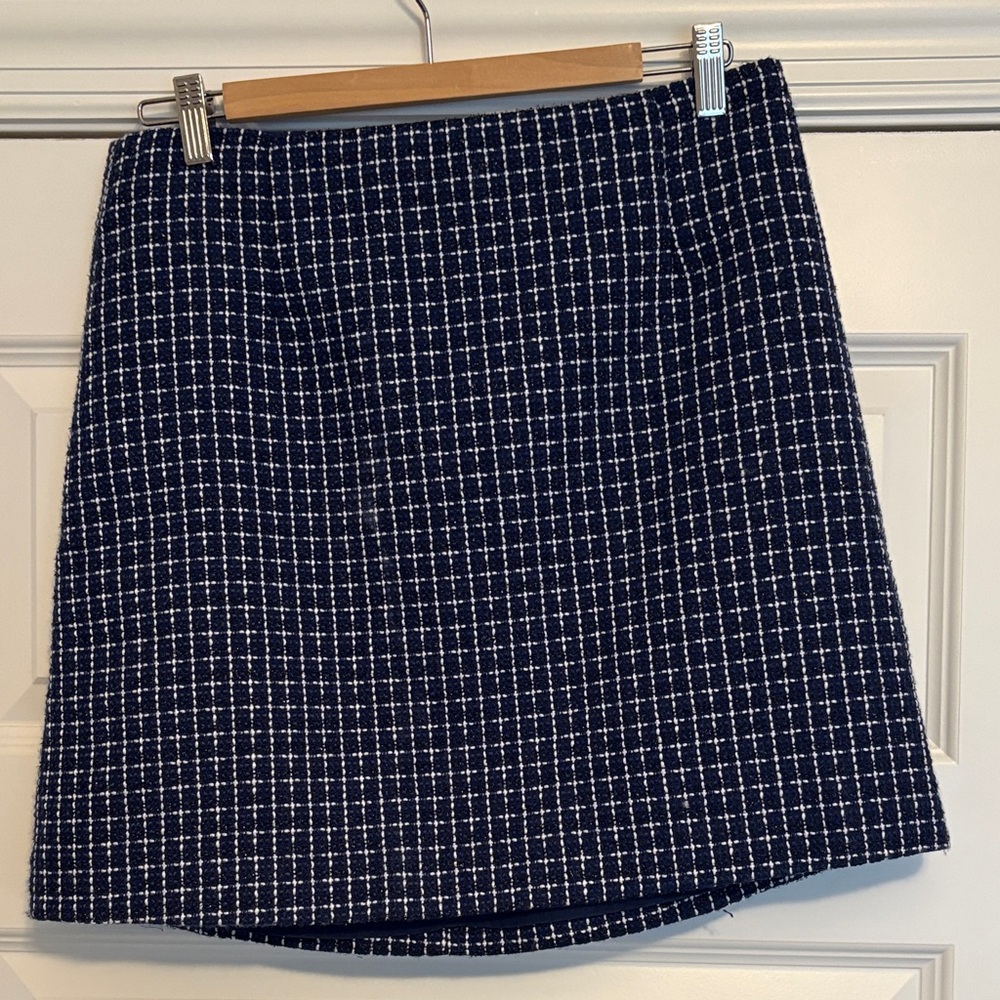 Lilly Pulitzer Navy and White Mini Skirt Boucle navy. Size 10. Style: Adler